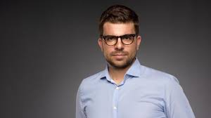 <strong>Javier R. - Escritor y diseñador gráfico</strong>